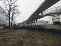 907513 Gezicht op de op 16 december 2026 geopende Moreelsebrug voor voetgangers en fietsers, over het ...